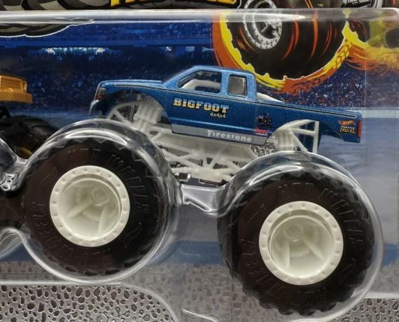 Подарунковий набір 2 монстр-траки Хот Вілс Оригінал Hot Wheels Monster Trucks Bigfoot 50th vs Bigfoot | Зображення 5