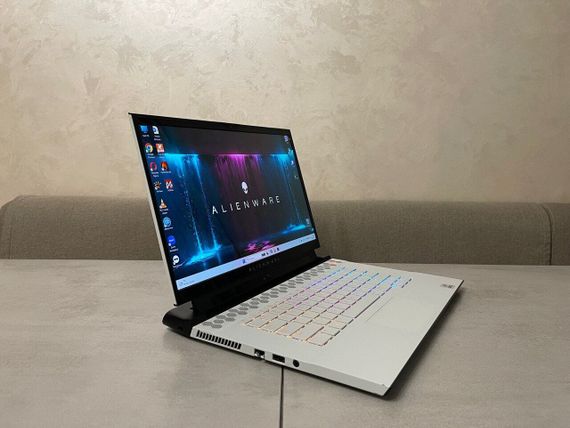 Игровой ноутбук Dell Alienware 15 R3 / 15.6" (3840x2160) OLED / Intel Core i9-10980HK (8 (16) ядер по 2.4 - 5.3 GHz) / 32 GB DDR4 / 512 GB SSD / nVidia GeForce RTX 2080 Super Max-Q, 8 GB GDDR6, 256-bit / WebCam б/у + Подарок Проводная мышь / USB | Зображення 3