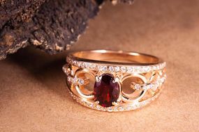 Кольцо из красного золота с гранатом 17.5