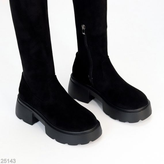 Чорні замшеві високі стрейчові чоботи на тракторній підошві | Зображення 4