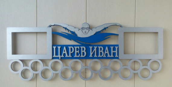 Медальниця плавання , іменна з поличкою, дерев'яна, тримач для медалей, медальниці, Червоний