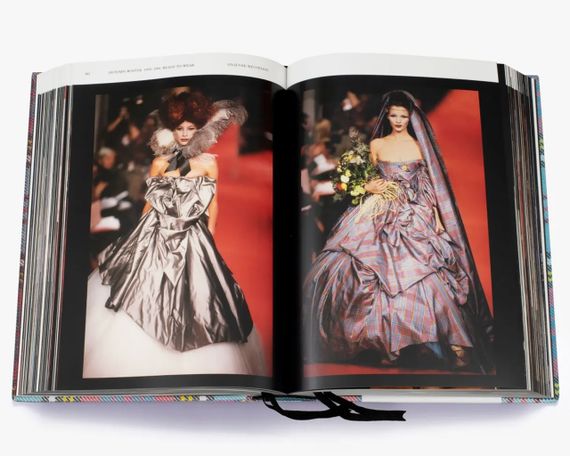 Книга о Вивьен Вествуд история моды Vivienne Westwood Catwalk : The Complete Collections. Alexander Fury | Зображення 3