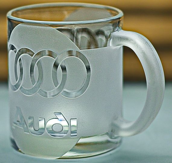 Скляна чашка Audi 320 мл з гравіюванням Подарунок автолюбителю кружка для чаю та кави з логотипом авто Ауді та  легендарний слоган | Зображення 8