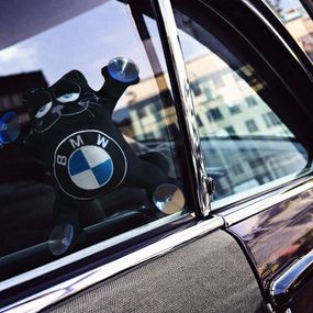 Іграшка кіт Саймона у машину з вишивкою BMW бмв чорний автомобілісту 01585