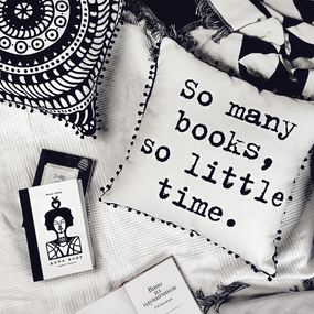 Подушка із мішковини з помпонами So many books, so little time 45x45 см (45PHBP_URB010)