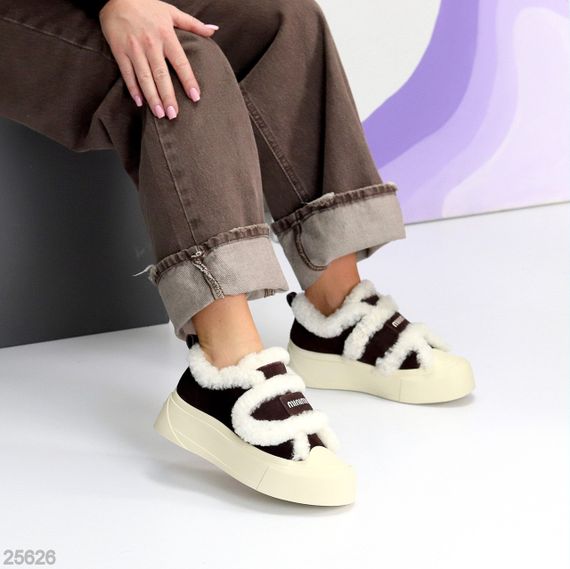 Шоколадные спортивные замшевые зимние автоледи на бежевой подошве | Зображення 4