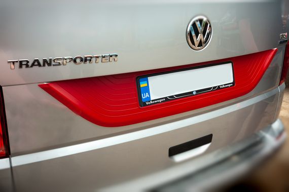 Пластикова накладка на кришку багажника Чорна для Volkswagen T6 2015-2024, рр | Зображення 1