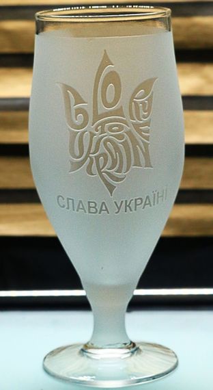 Пивной бокал на ножке 500 мл. Слава Украине с гравировкой Патриотический подарок