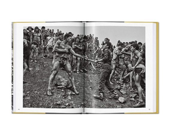 Лучшие фотографы мира книга работ Себастьяна Сальгадо Золото Sebastiao Salgado. Gold книги для фотографов | Зображення 1