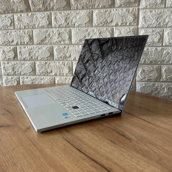 Ноутбук Samsung  White 15,6" FHD OLED i7 10510U 16Gb SSD 256Gb Б/В | Зображення 3