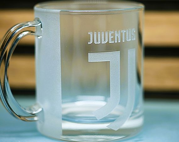 Подарочная стеклянная чашка для чая и кофе 320 мл с 3Д гравировкой лого футбольного клуба ФК Ювентус | Зображення 1