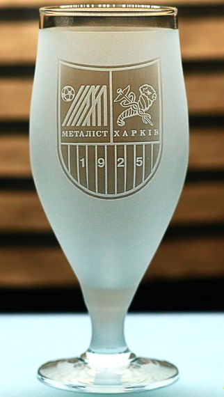 Пивной бокал 500 мл ФК Металлист на ножке с гравировкой кружка фаната футбола