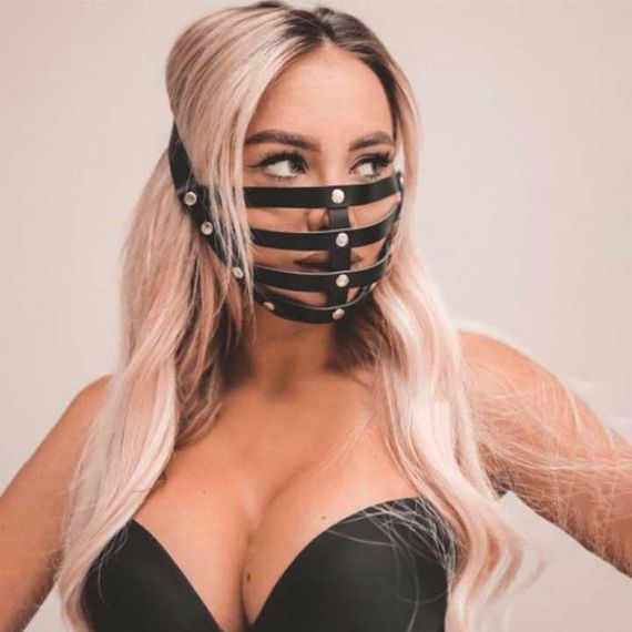 Маска зі шкіряних ремінців