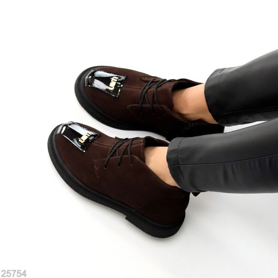 Дизайнерские шоколадные замшевые зимние ботинки с глянцевой вставкой