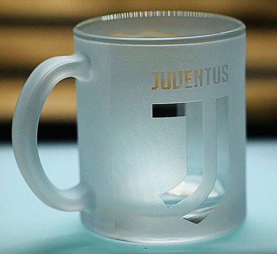 Подарункова скляна чашка для чаю та кави 320 мл з  гравіюванням лого футбольного клуба ФК Ювентус POGBA | Зображення 1