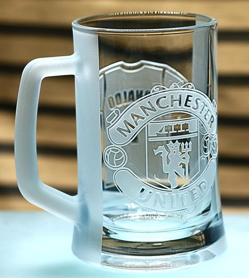 Пивной бокал 670мл Манчестер Юнайтед FC Manchester с гравировкой подарок для фаната футбольная кружка Роналдо | Зображення 1
