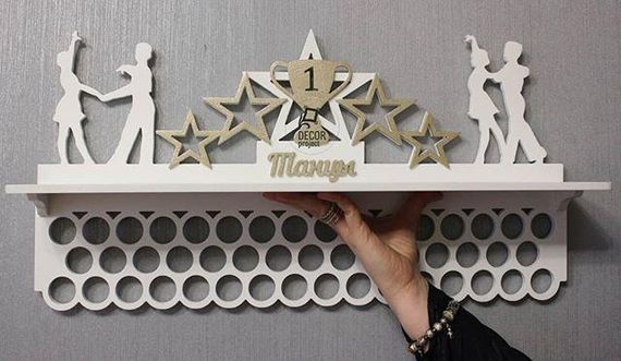 Медальниця танці, іменна з поличкою, дерев'яна, тримач для медалей, медальниці