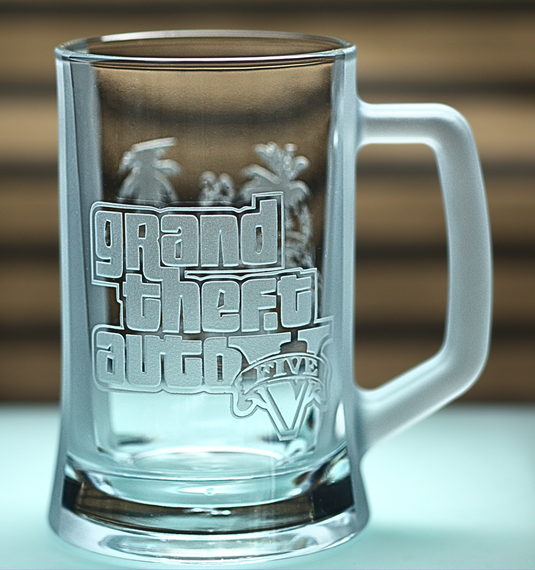 Пивной бокал с ручкой 670 мл ГТА с гравировкой кружка Grand Theft Auto Подарок геймера GTA | Зображення 2