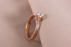 Кольцо из красного золота с фианитами 16.5