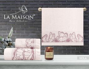 Подарунковий набір рушників La Maison, 3 шт. з свічкою Nola Pudra
