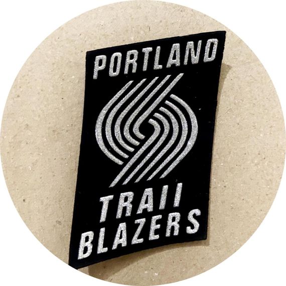 Нашивка на одяг (термо) Portland Trail Blazers 49*73 мм Срібляста