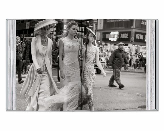Книга про колекції Діор Peter Lindbergh. Dior. 40th Ed. історія моди з ілюстраціями | Зображення 5