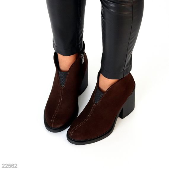 Дизайнерські замшеві ботильйони колір гіркий Шоколад на середньому стійкому підборі | Зображення 1