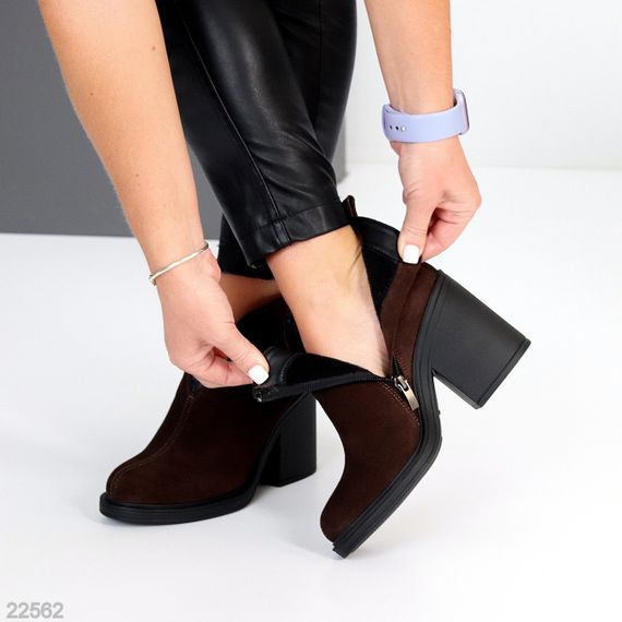 Дизайнерські замшеві ботильйони колір гіркий Шоколад на середньому стійкому підборі | Зображення 4