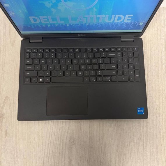 Ноутбук Б-клас Dell Latitude 3520 / 15.6" (1366x768) TN / Intel Core i5-1135G7 (4 (8) ядра по 2.4 - 4.2 GHz) / 8 GB DDR4 / 256 GB SSD / Intel Iris Xe Graphics / WebCam б/в | Зображення 2