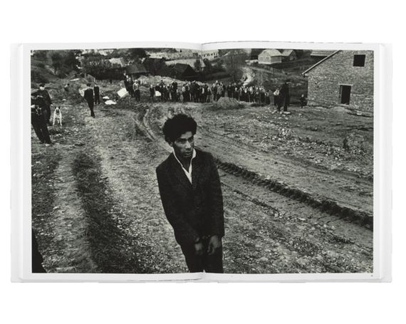 Книги відомих фотографів роботи Йозефа Куделки Josef Koudelka "Koudelka Gypsies" Найкращі фотографи світу | Зображення 2