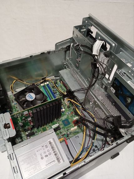 ПК Lenovo ThinkCentre M910T Tower / Intel Core i5-6400 (4 ядра по 2.7 - 3.3 GHz) / 8 GB DDR4 / 500 GB HDD / nVidia GeForce 9300 GE, 512 MB DDR2, 64-bit / DVD-RW б/в | Зображення 5