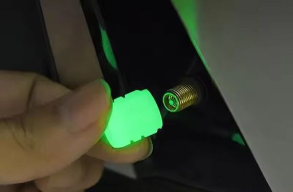 Зелені флуоресцентні (неонові) ковпачки на ніпель для велосипеда, машини, мотоцикла, самоката | Зображення 1