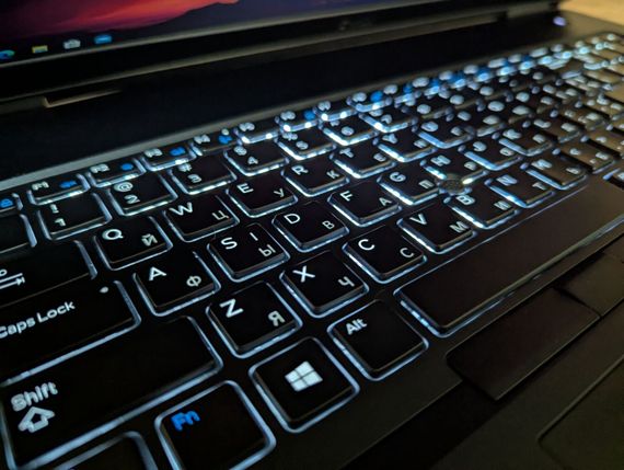 Мобильная рабочая станция Dell Precision 7730 / 17.3" (1920x1080) IPS / Intel Core i7-8850H (6 (12) ядра по 2.6 - 4.3 GHz) / 32 GB DDR4 / 512 GB SSD / nVidia Quadro P4200, 8 GB GDDR5, 256-bit / Windows 10 б/в + Подарунок Бездротова миша / USB | Зображення 5
