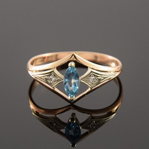 Кольцо из красного и белого золота с топазом 21.5