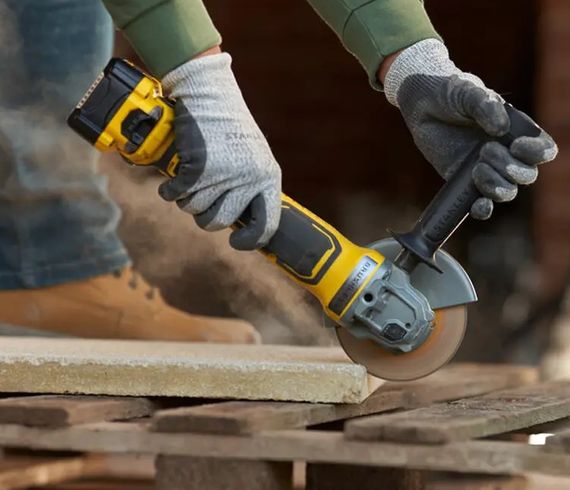 Шліфмашина кутова акумуляторна безщіткова Stanley FATMAX з АКБ та ЗП SFMCG700M2K | Зображення 2