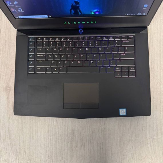 Ігровий ноутбук Dell Alienware 15 R3 / 15.6" (1920x1080) IPS / Intel Core i7-7700HQ (4 (8) ядра по 2.8 - 3.8 GHz) / 16 GB DDR4 / 128 GB SSD + 1000 GB HDD / nVidia GeForce GTX 1070, 8 GB GDDR5, 256-bit / WebCam б/в | Зображення 2