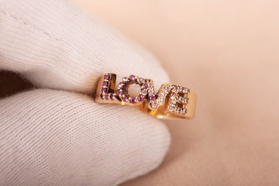 Кольцо LOVE из желтого золота с фианитами 17.5 | Зображення 1