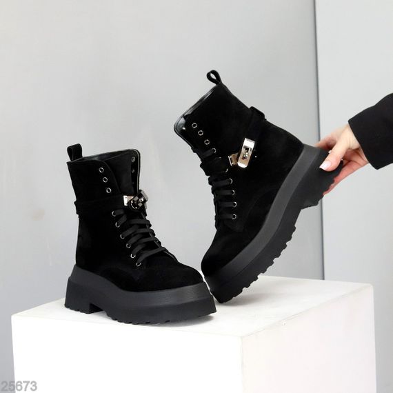 Круті високі чорні черевики з ремінцем натуральна замша зима 40