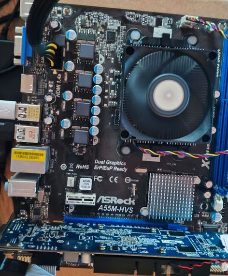 Комплект: Материнська плата AsRock A55M-HVS / AMD A4-3300 (2 ядра по 2,5 ГГц) / FM1 / 4 ГБ DDR3 / AMD Radeon HD 6410D + Кулер б/в | Зображення 3