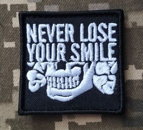 Шеврон Never Lose Your Smile / квадрат (50*50мм)