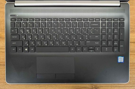 Ноутбук HP 15-da1005dx / 15.6" (1366x768) TN / Intel Core i7-8565U (4 (8) ядра по 1.8 - 4.6 GHz) / 8 GB DDR4 / 256 GB SSD / Intel UHD Graphics / WebCam / Windows 10 б/у + Подарок Беспроводная мышь / USB | Зображення 2