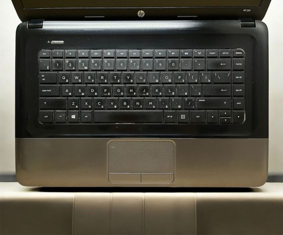 Ноутбук HP 250 G1 / 15.6" (1366x768) TN / Intel Core i3-3110M (2 (4) ядра по 2.4 GHz) / 8 GB DDR3 / 120 GB SSD / Intel HD Graphics 4000 / WebCam / Без АКБ б/у | Зображення 2