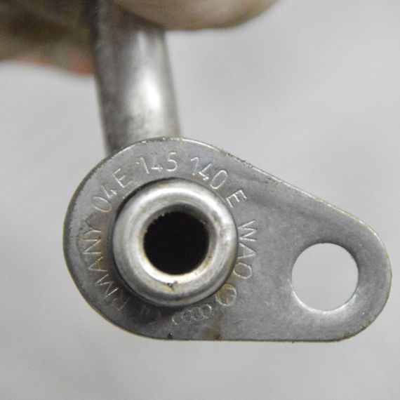 Трубка подачі масла в турбіну Volkswagen Golf Passat 2012-2024 Масляна трубка турбіни Фольксваген 04E145140E | Зображення 3