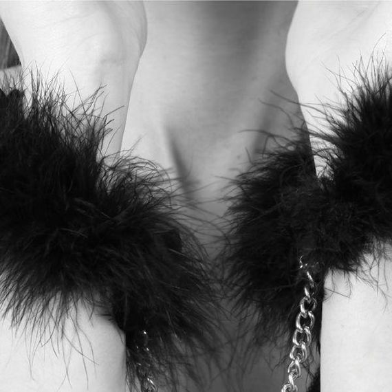Пухнасті наручники Bijoux Indiscrets Za za zu - feahter handcuffs, пір'яні, подарункова упаковка Sex Aura | Зображення 1
