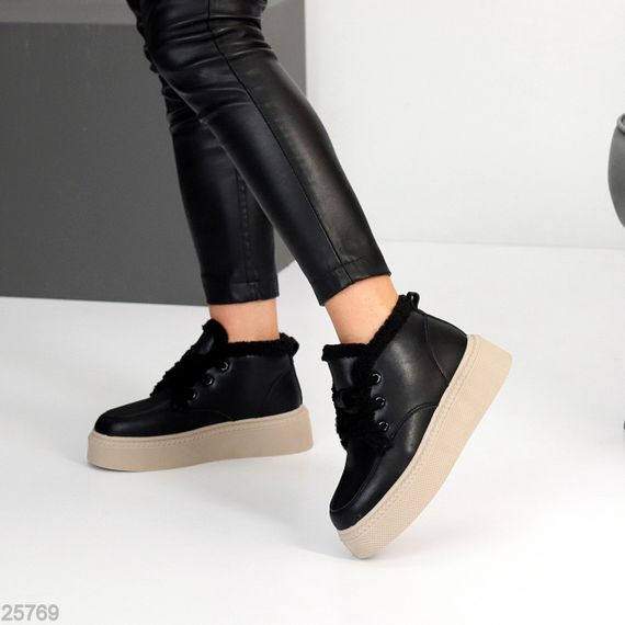 Стильні зимові чорні шкіряні черевики на потовщеній бежевій підошві | Зображення 4