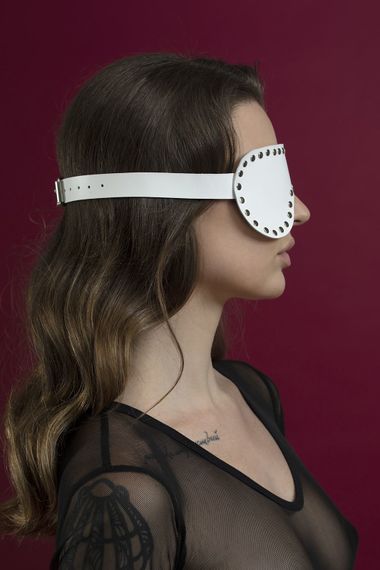Маска на очі з заклепками Feral Feelings - Blindfold Mask, натуральна шкіра, біла | Зображення 1