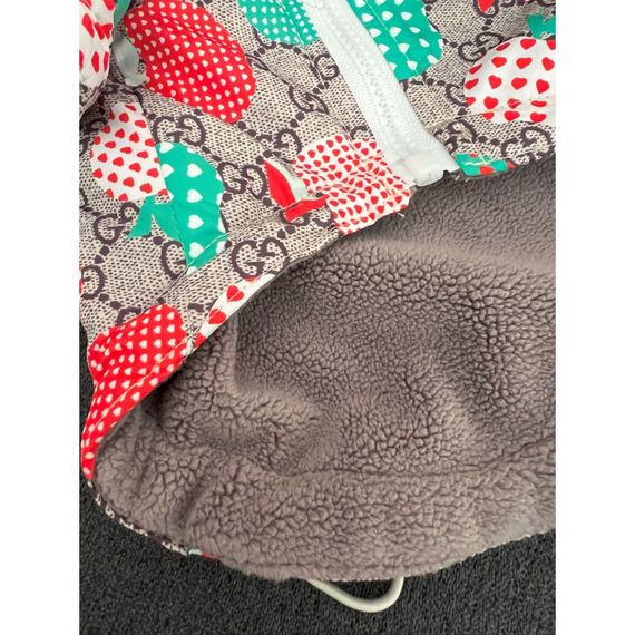 Брендовая зимняя куртка для собак GUCCI с капюшоном, на змейке,яблоки на рисунке, с затяжками по краям, коричневая | Зображення 2