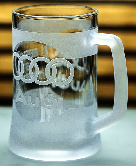 Пивний кухоль Audi 670 мл з гравіюванням Подарунок автолюбителю  Келих з логотипом авто Ауді та  легендарний слоган | Зображення 7