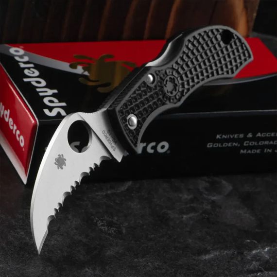 Ніж Spyderco Manbug Hawkbill VG-10 Serrated FRN Black | Зображення 4