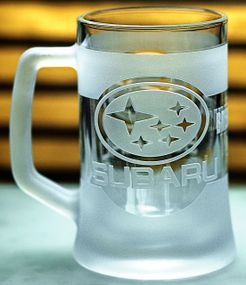Пивная кружка Subaru Субару 670 мл с гравировкой Подарок автолюбителю Бокал с логотипом авто и легендарный слоган